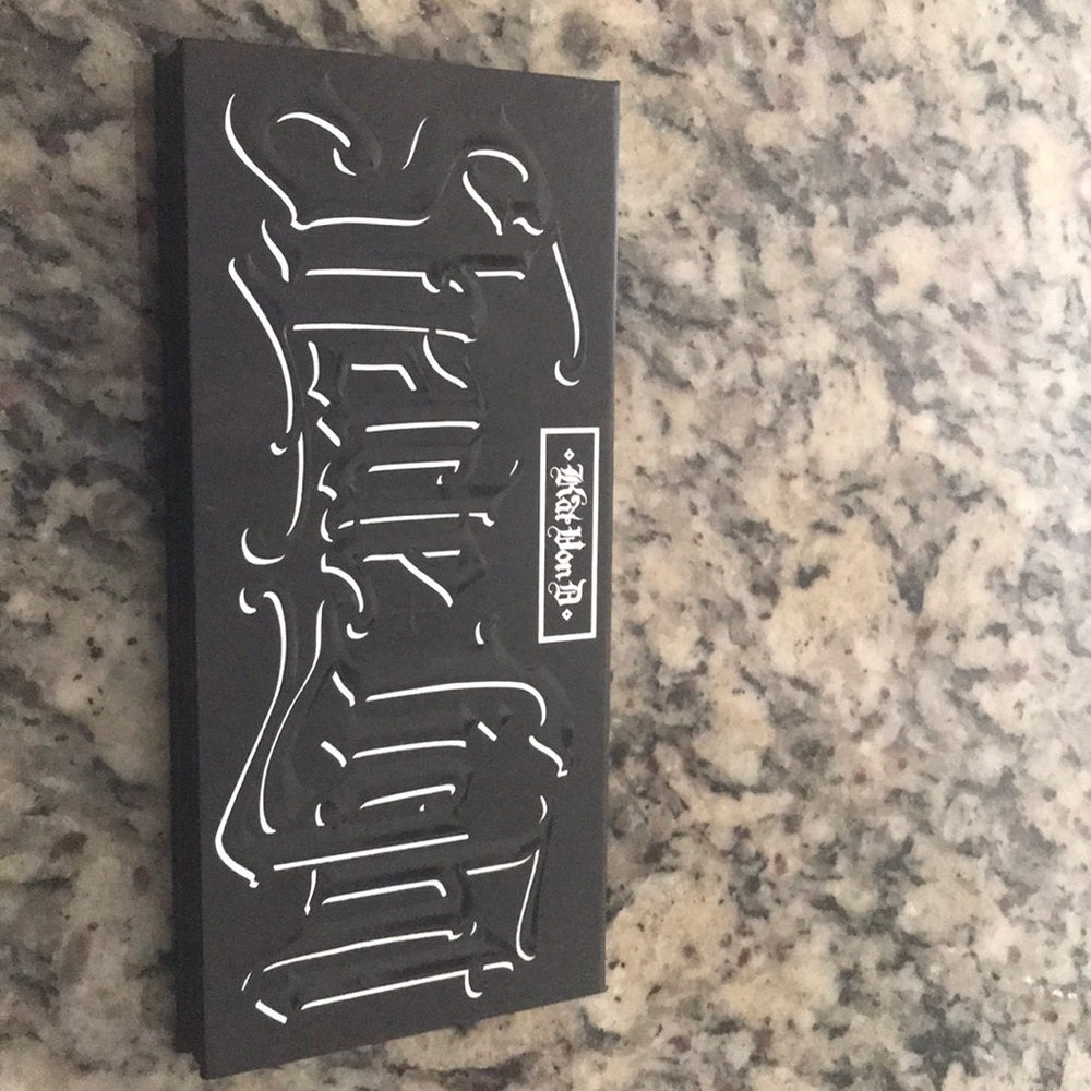 Kay Von D Shade and Light Contour